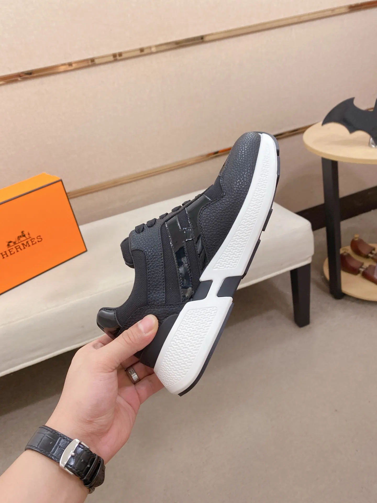 Factory price: 560💰《HERMES》【Classic Original Version】Hermès; Top 🔝 Purchasing Agency 🔍🔍Men's latest 🇺🇸 counters are on sale simultaneously, imported from Italy original ▲▲cowhide ▲▲ (high-end, nobility, class) ) Exquisite workmanship (Italian 🇮🇹 imported water-dyed 🐂 cowhide lining) sole: original sole provided by the original factory, ⚠️exclusive double-layer activity·TPR·rubber·combined molded outsole; super comfortable·wear-resistant·non-slip·environmental protection The real thing is more beautiful if you take the real thing (high quality, follow the order). You can enter and exit the counter at will * Number of yards: 38-44 (45 can be customized and cannot be returned or exchanged)